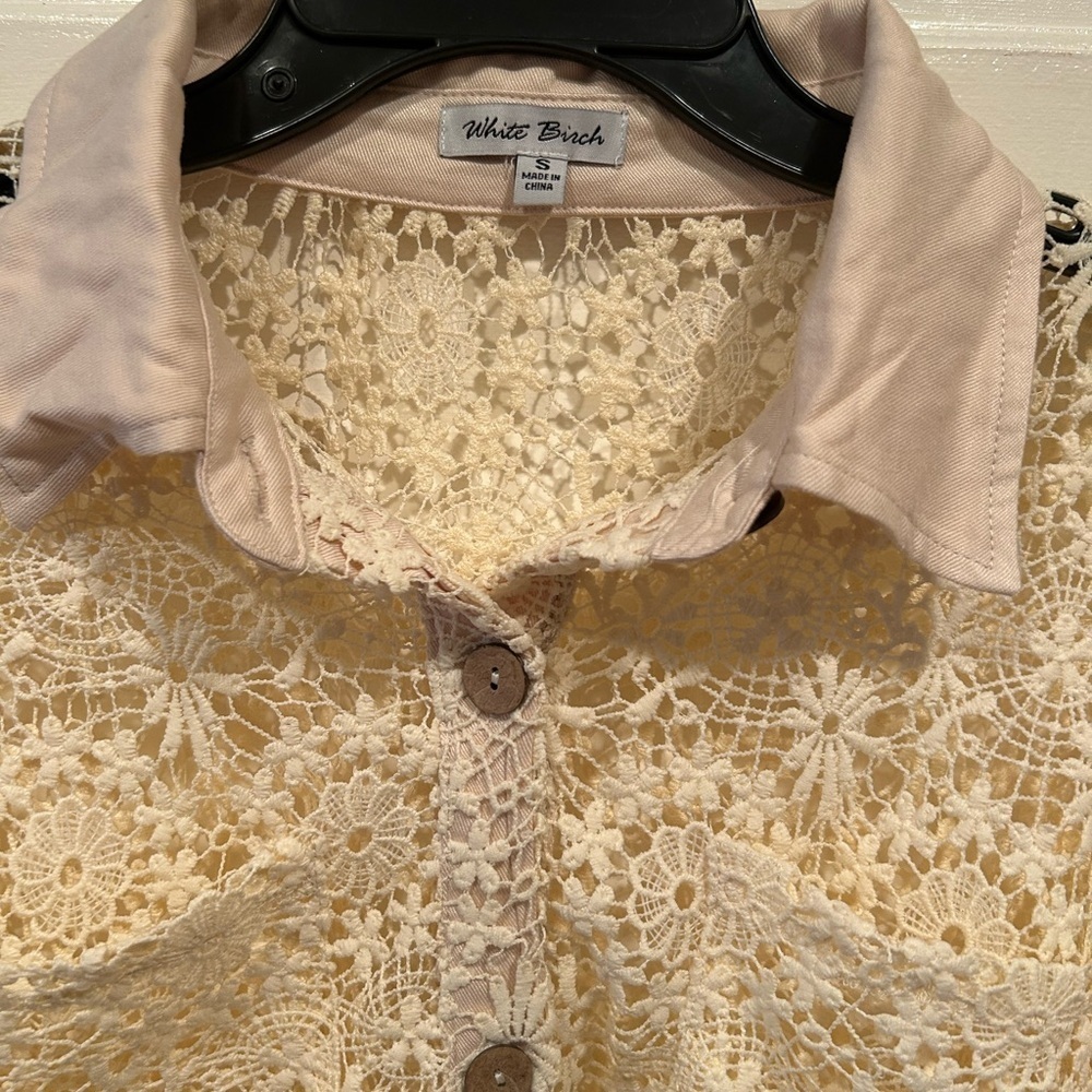 WHITE BIRCH WOMENS FLORAL BUTTON DOWN LONG SLEEVE TOP SIZE SMALL NATURAL NEW - Picture 2 of 12